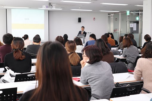 lecture-3986809__340