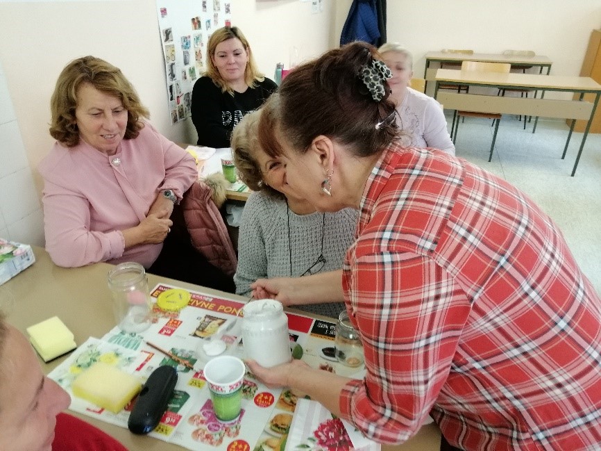 Ustvarjalna delavnica in predstavitev ročnodelskega znanja udeleženk – tehnika »decoupage« Ustvarjalna delavnica in predstavitev ročnodelskega znanja udeleženk – tehnika »decoupage«